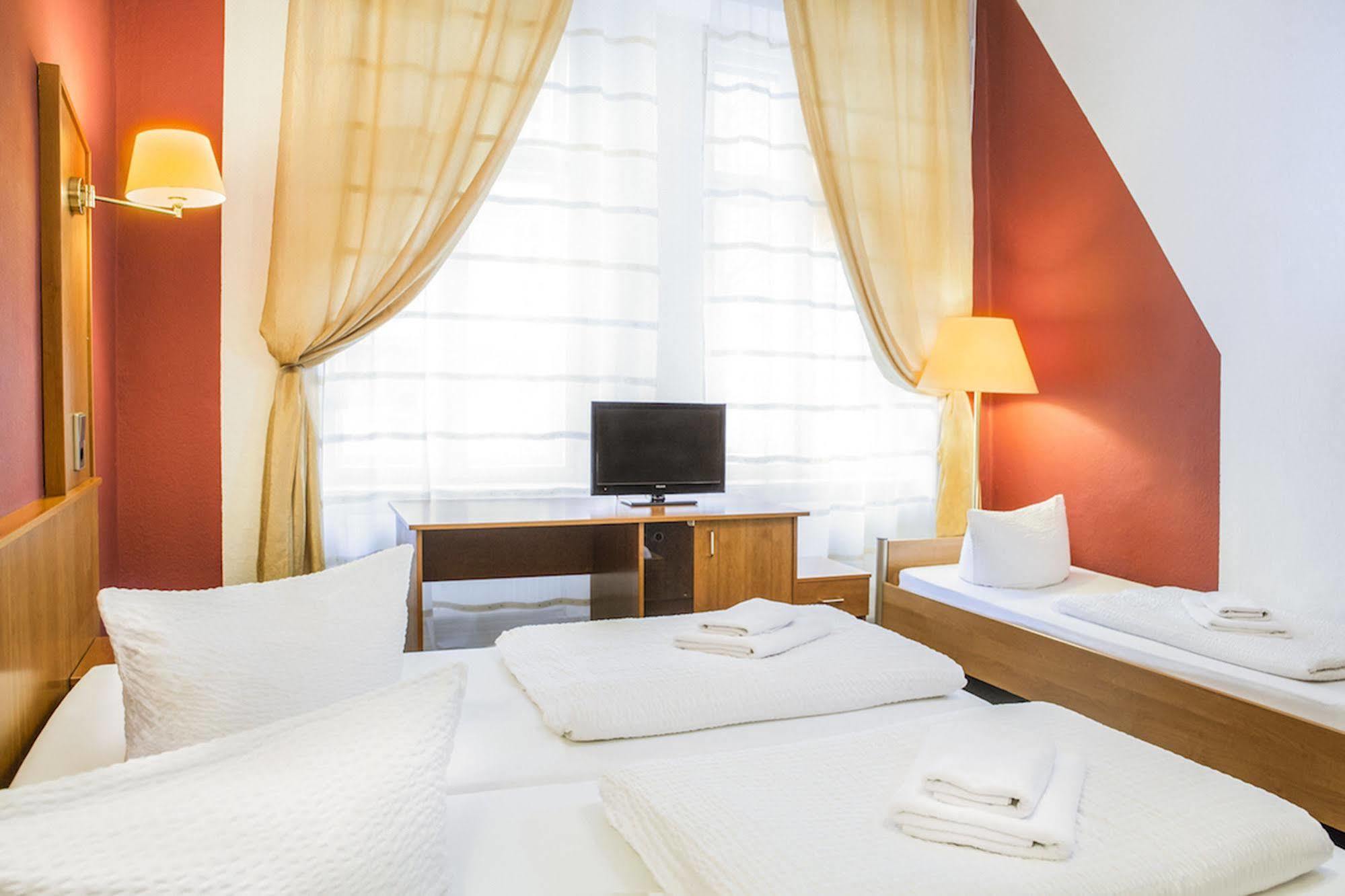 Hotel Pension Insor Берлин Экстерьер фото